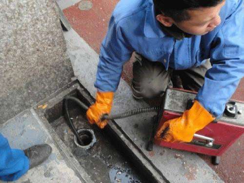 彭场镇疏通下水道