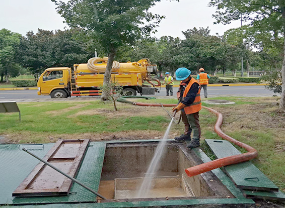彭场镇化油池清理